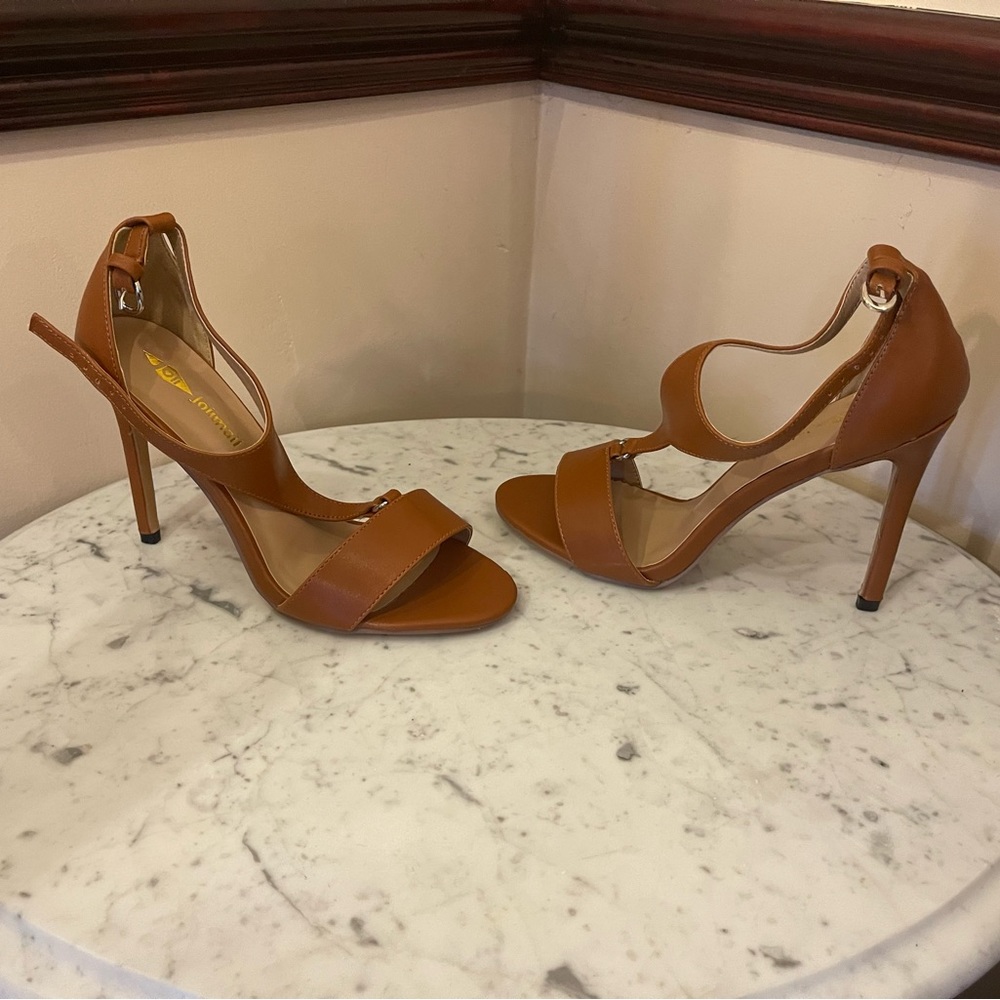 Woman’s tan heels in size 7